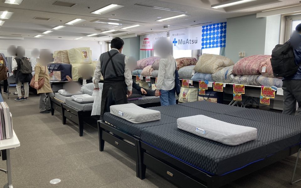 会場で実物を試すお客さまの様子