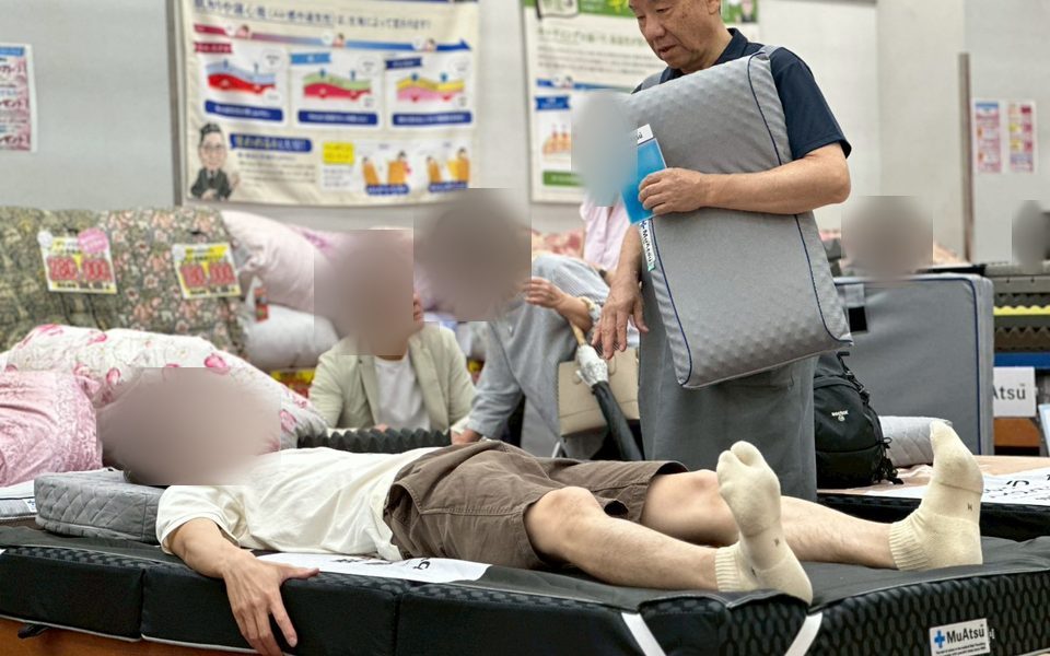 商品を比較するお客さま