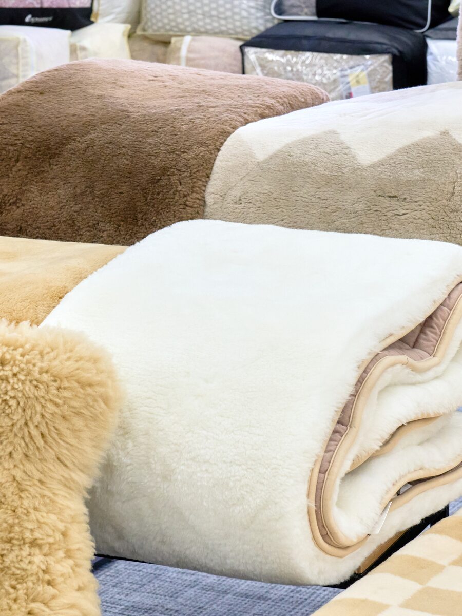 ムートンなどワンランク上の寝具アイテムの展示