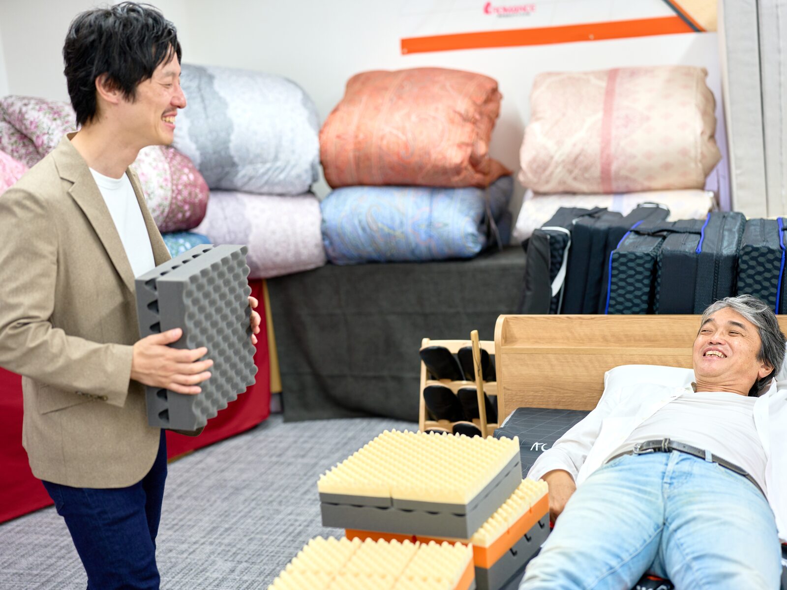 お客さまに寝具をご案内するスタッフ
