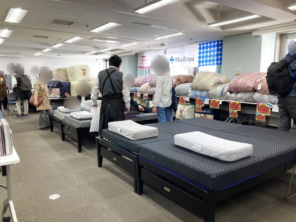 マットレスが並ぶ販売会場の様子