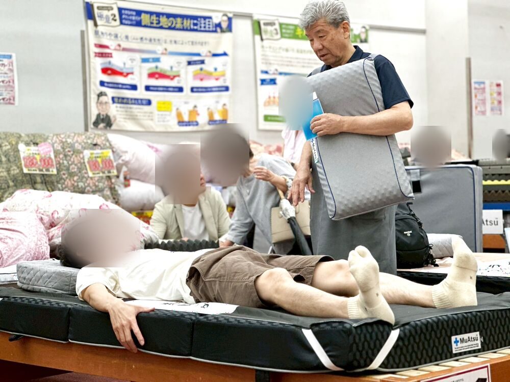 マットレスに横になってお試しいただいている様子