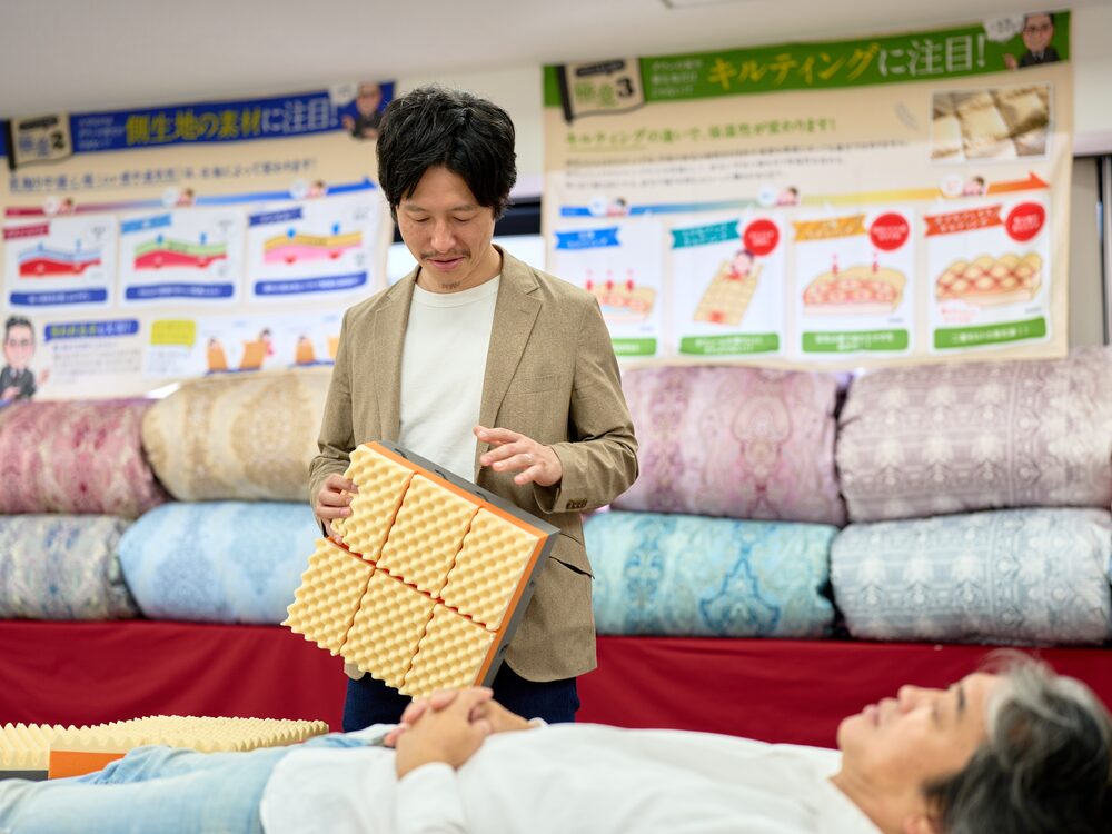 寝具の構造をご説明しているところ