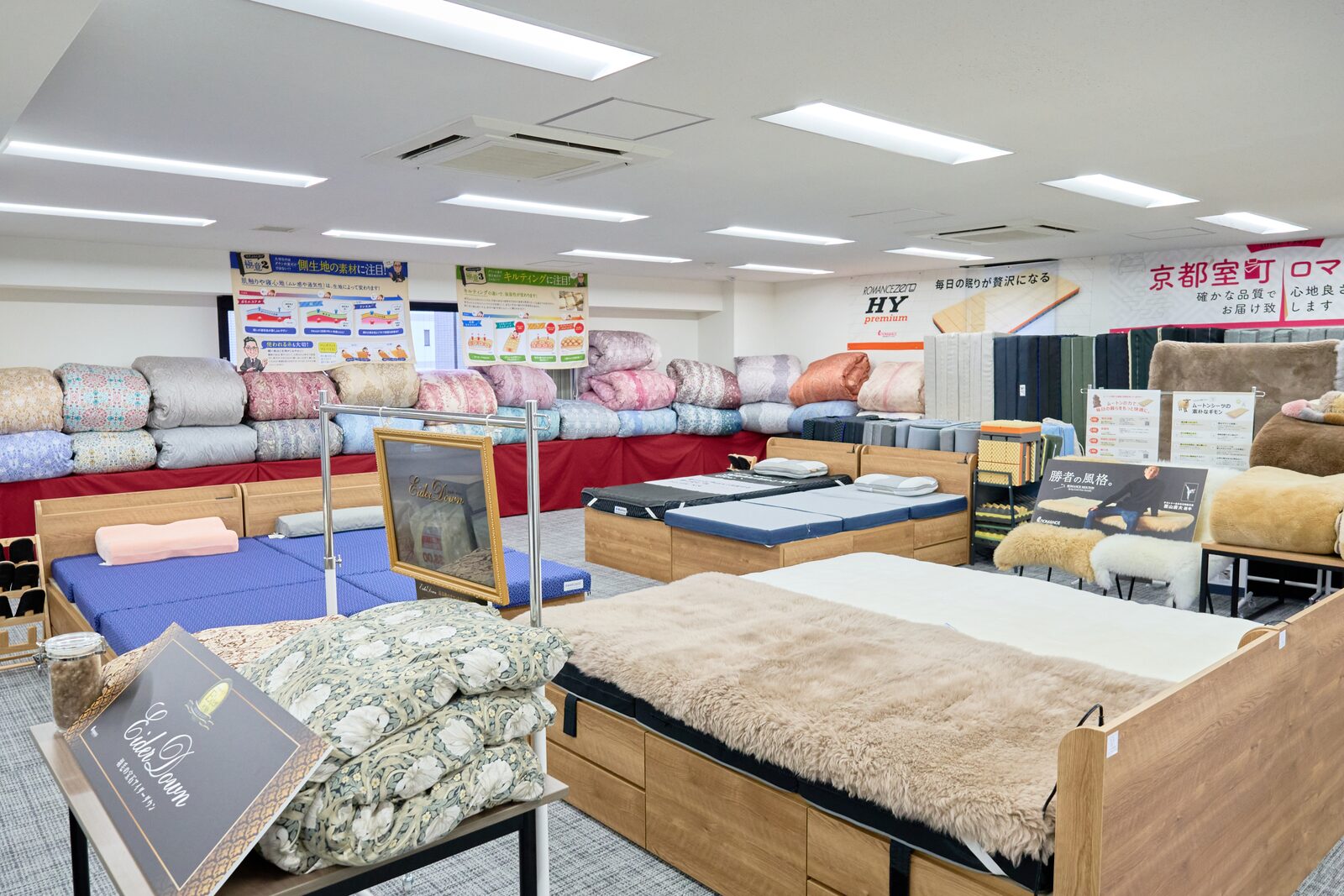 販売会場でお客さまが寝具をお試しになっている様子
